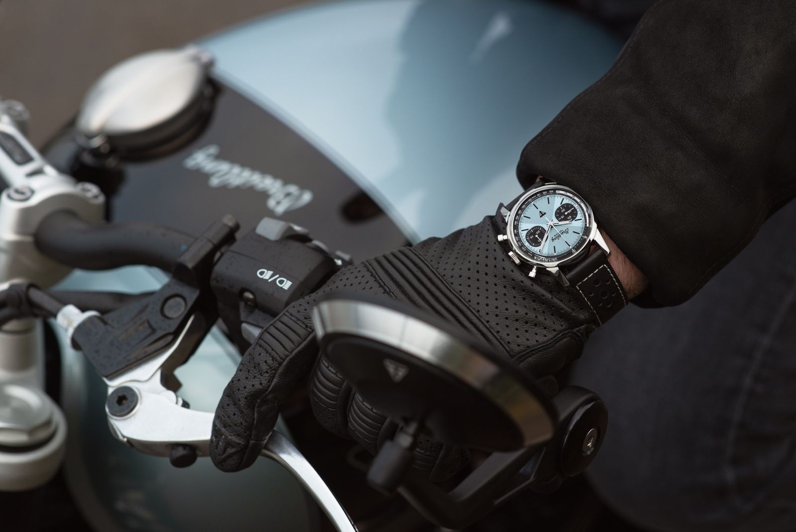 Breitling Top Time Triumph A233111A1C1X1 Motocicleta wristshot